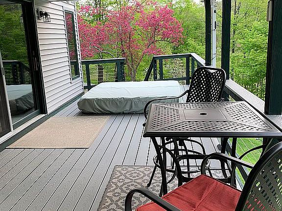 Front deck/porch/hot tub