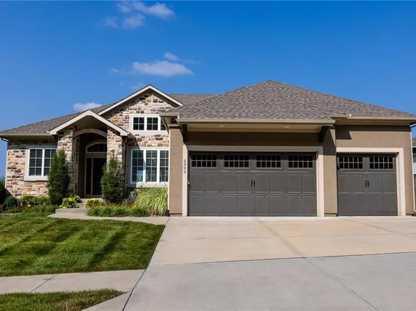 5992 S National Dr, Parkville, MO 64152