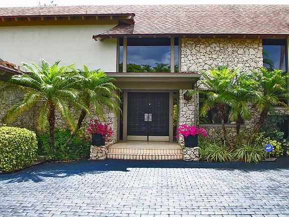 3rd image of 1022 E Cypress Dr