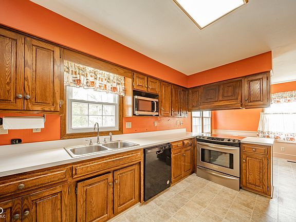 3rd image of 224 Edgewood Dr