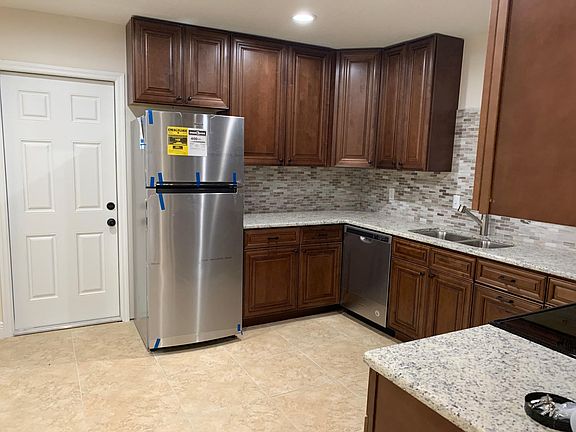 3rd image of 934 Robinhood Ct