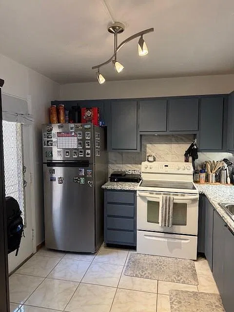 1 bed, 1.5 bath, 940 sqft, $1,600 — Photo 2