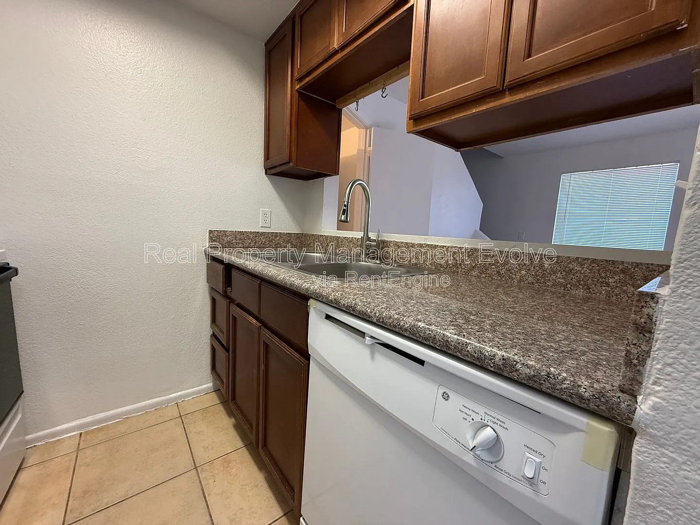 2 bed, 1.5 bath, 724 sqft, $895 — Photo 4