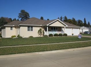 865 6th St SE, Le Mars, IA 51031