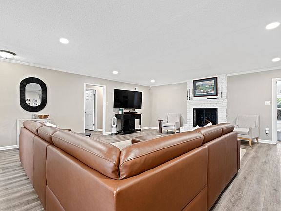 5th image of 2487 Lynnfield Rd