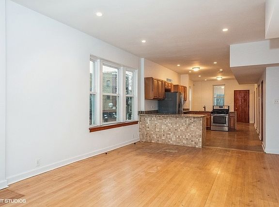 2nd image of 1922-1924 W Chicago Ave #2W