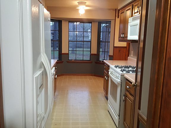 3rd image of 520 Lotus Dr N
