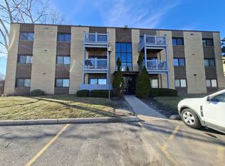 664 Pinecrest Dr APT 302, Prospect Heights, IL 60070