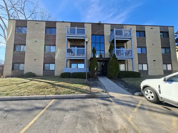 664 Pinecrest Dr APT 302, Prospect Heights, IL 60070