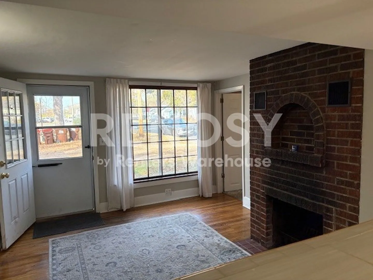 Available now - Charming 2 Bedroom 1 Bath Unit in Bayport — Photo 2