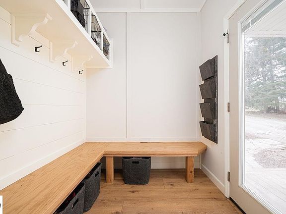 4th image of 13467 Center Rd