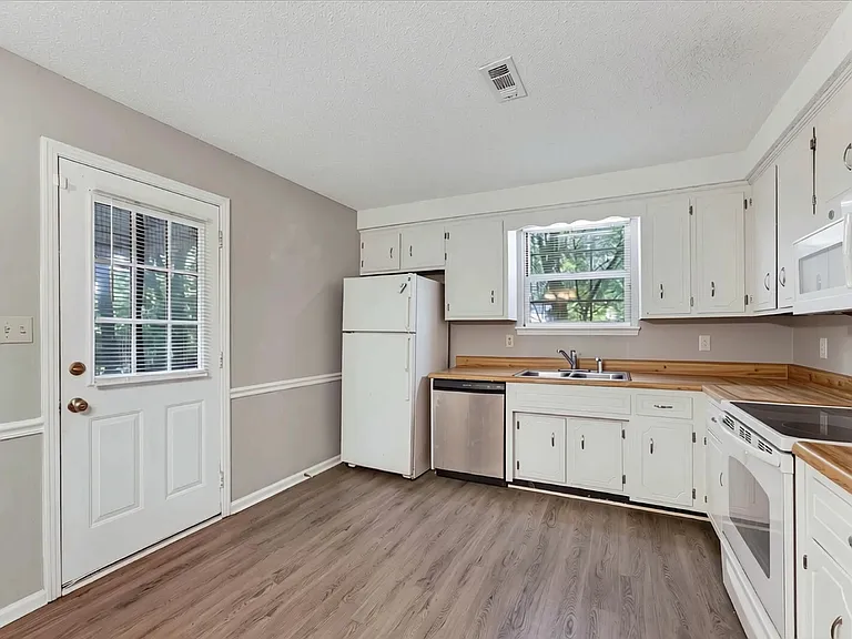 114 Cunningham Pl #B — Photo 18
