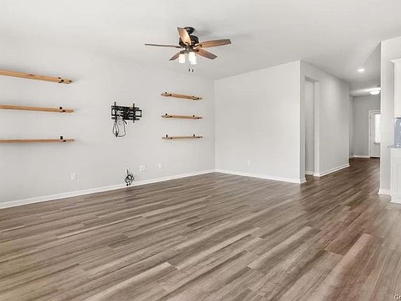 2nd image of 327 Oak Hampton Dr