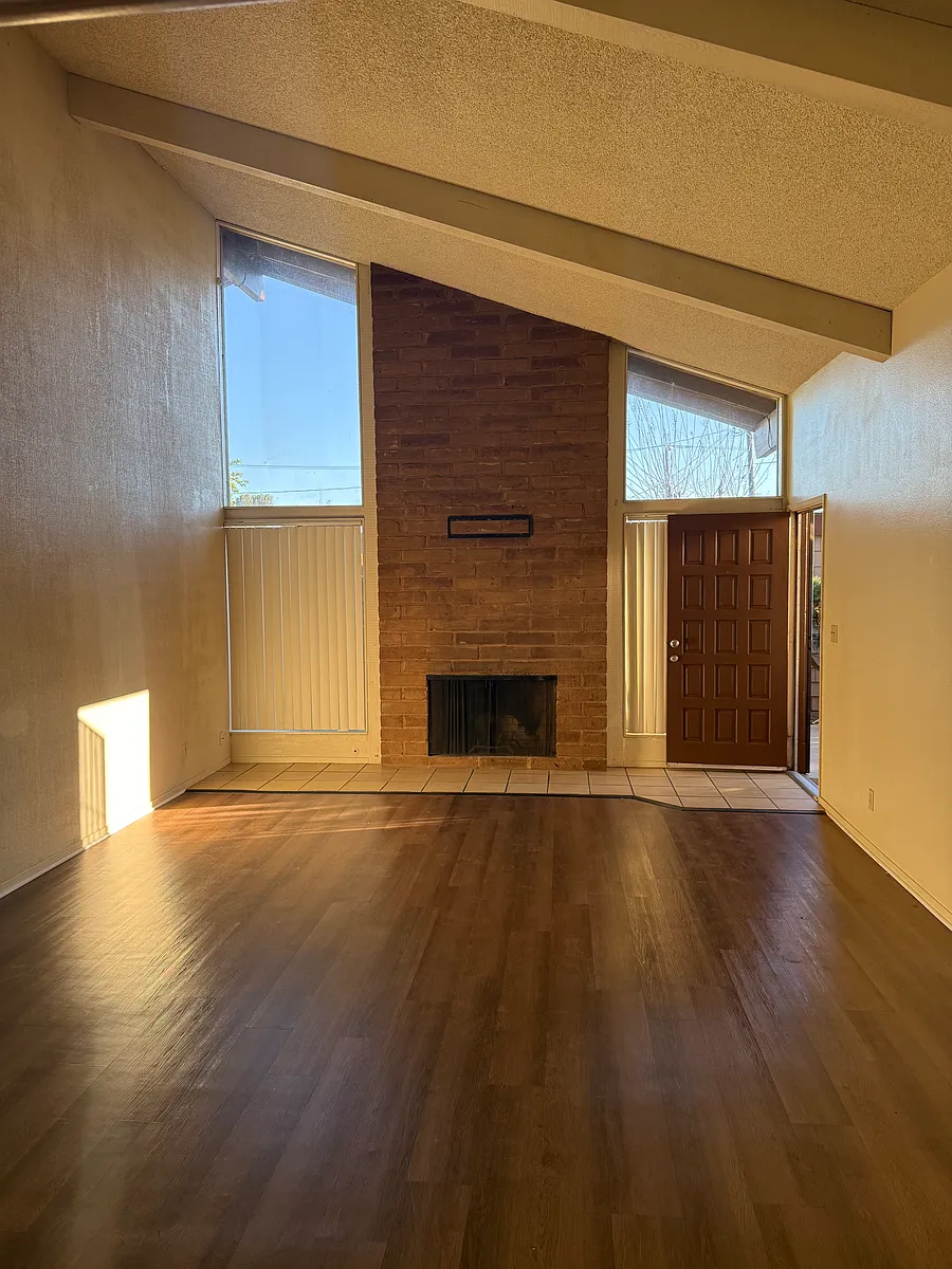 Building Photo - 1011 E Ashlan Ave #937B