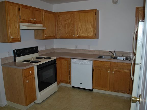 3rd image of 300 Maple Ave APT 7
