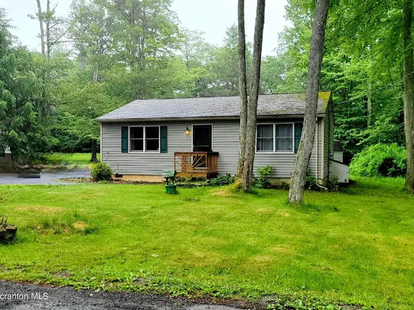 1190 Chickadee Dr, Pocono Summit, PA 18346