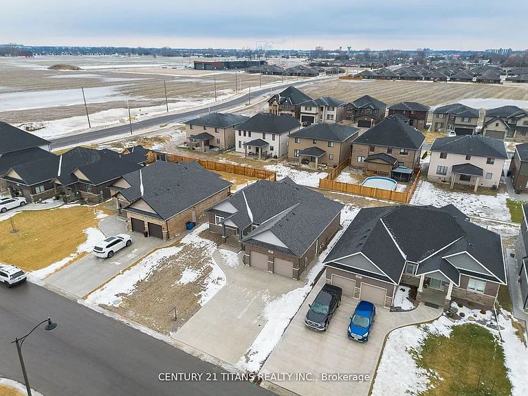 19 Tracy Dr — Photo 34