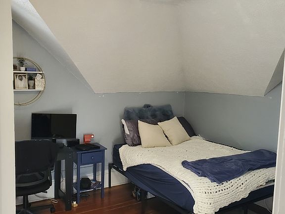 3rd image of 1301 Bixby Ave NE