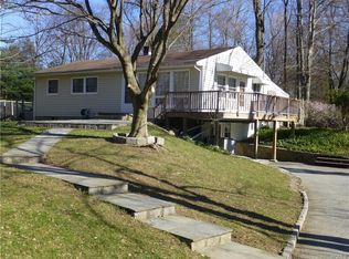 20 Red Oak Ln, Mount Kisco, NY 10549