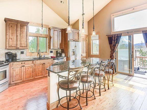 Gourmet Kitchen - Stainless appliances, gas stove!