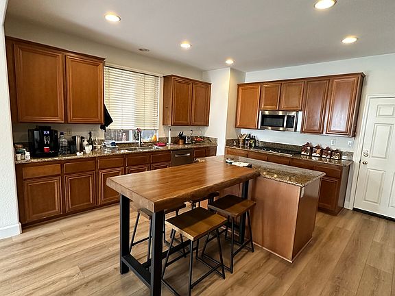 Kitchen: Open kitchen with great layout