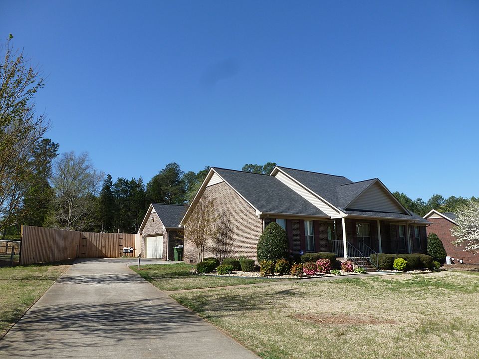 1st image of 204 Arrowfeather Dr NE