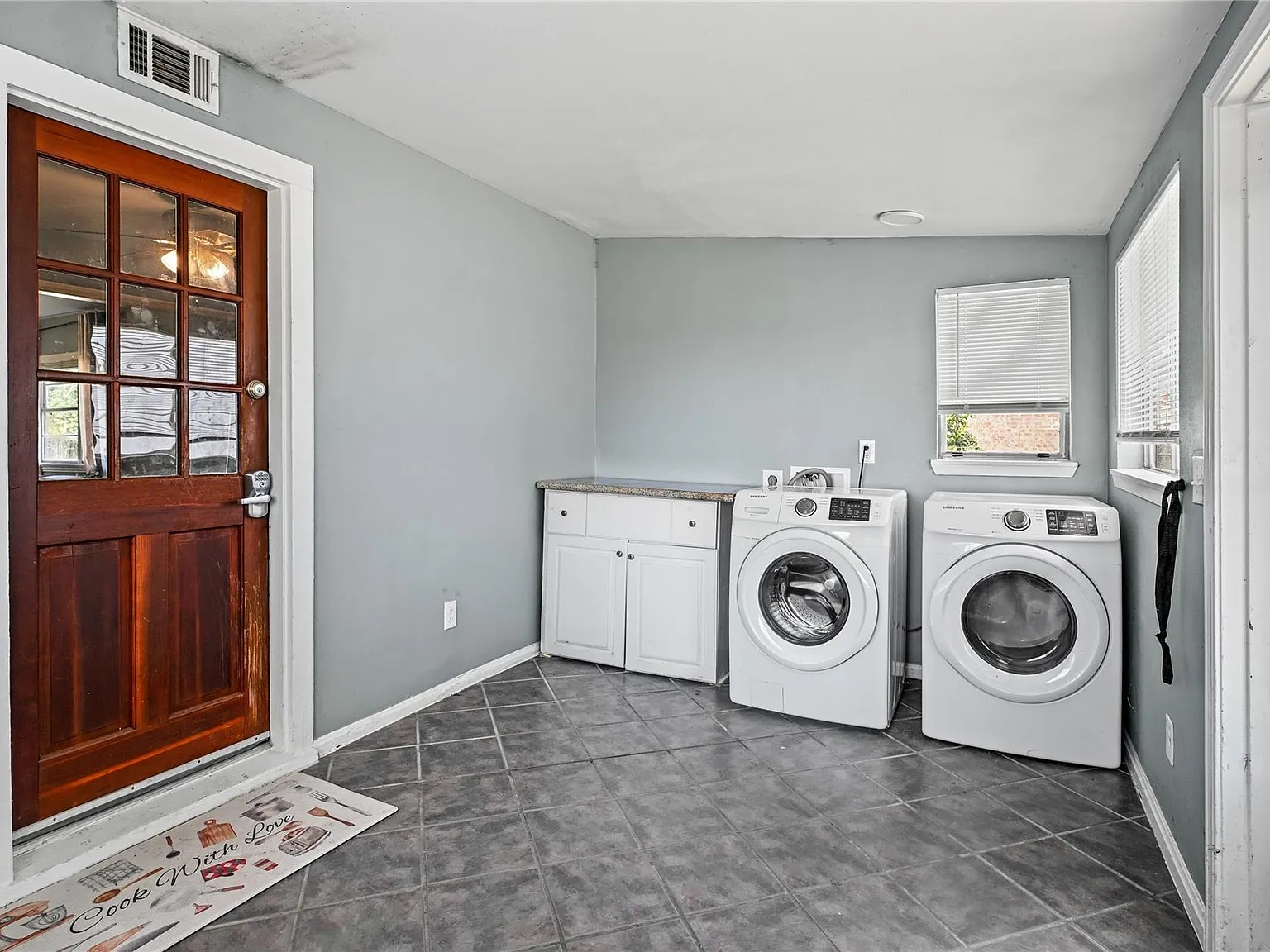 4 bed, 2.5 bath, 1360 sqft, $2,200 — Photo 3