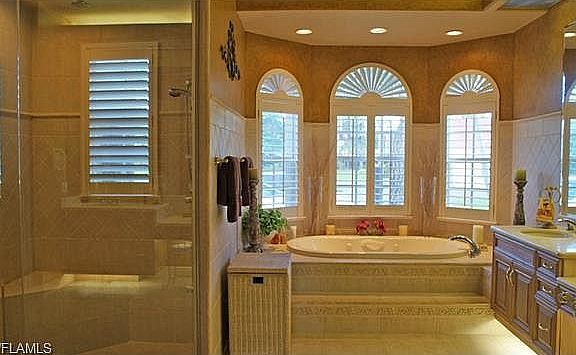 Master Shower and whirlpool 