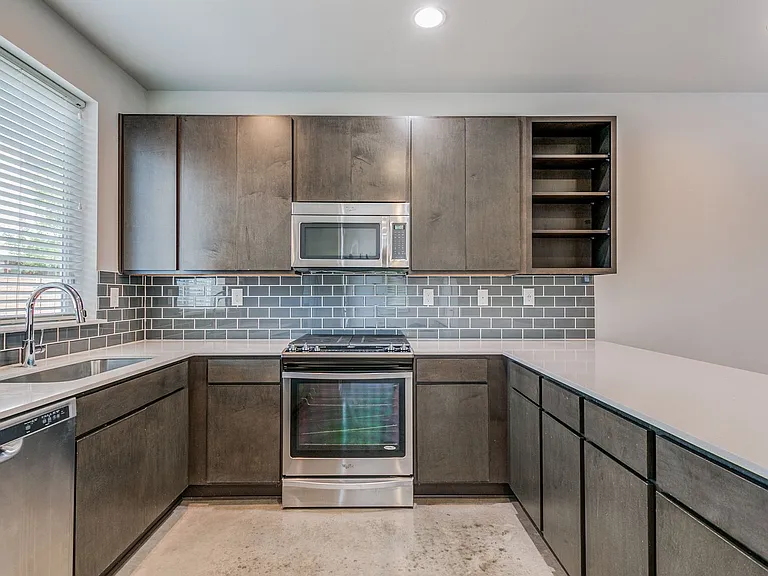 330 Clay St #24 — Photo 9