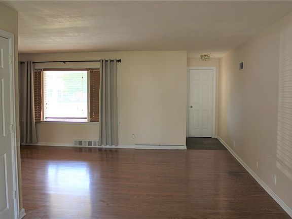 2nd image of 907 N Broadway St