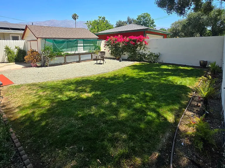 1692 N Marengo Ave — Photo 18
