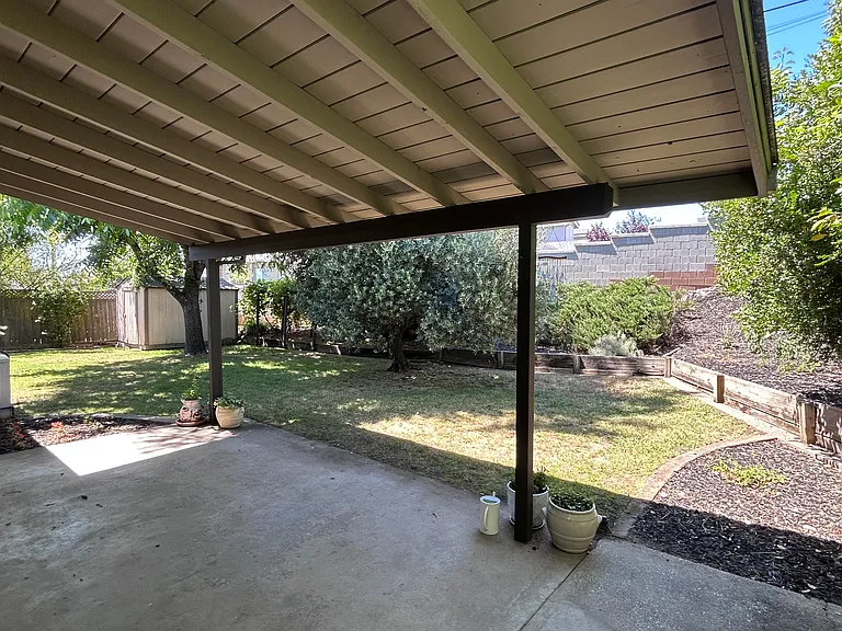 1803 Tanglewood Ln — Photo 23