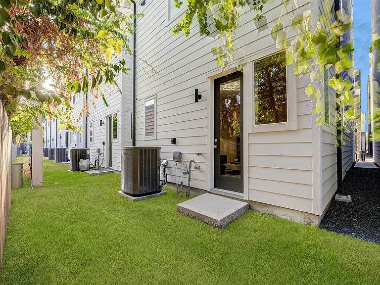 5839 Dolores St — Photo 36