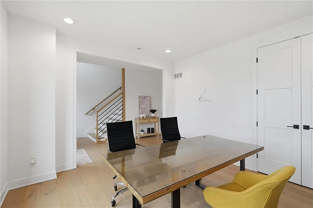 5 bed, 4.5 bath, 4062 sqft, $5,075 — Photo 4