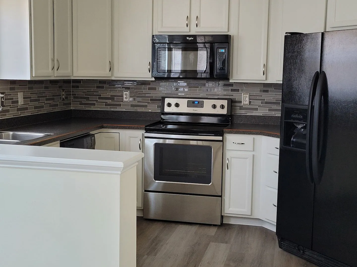 Lovely 4 bedroom, 2.5 bath available 10/30/26 — Photo 2