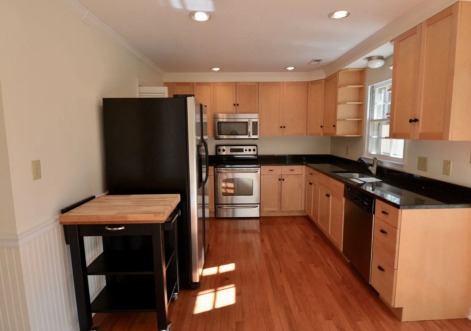 Avail Aug 2027 - Beautiful 2 Bedroom, 1.5 Bath Townhome 1 mile to UNC! — Photo 4