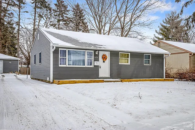 424 N Lakeshore Dr photo 1