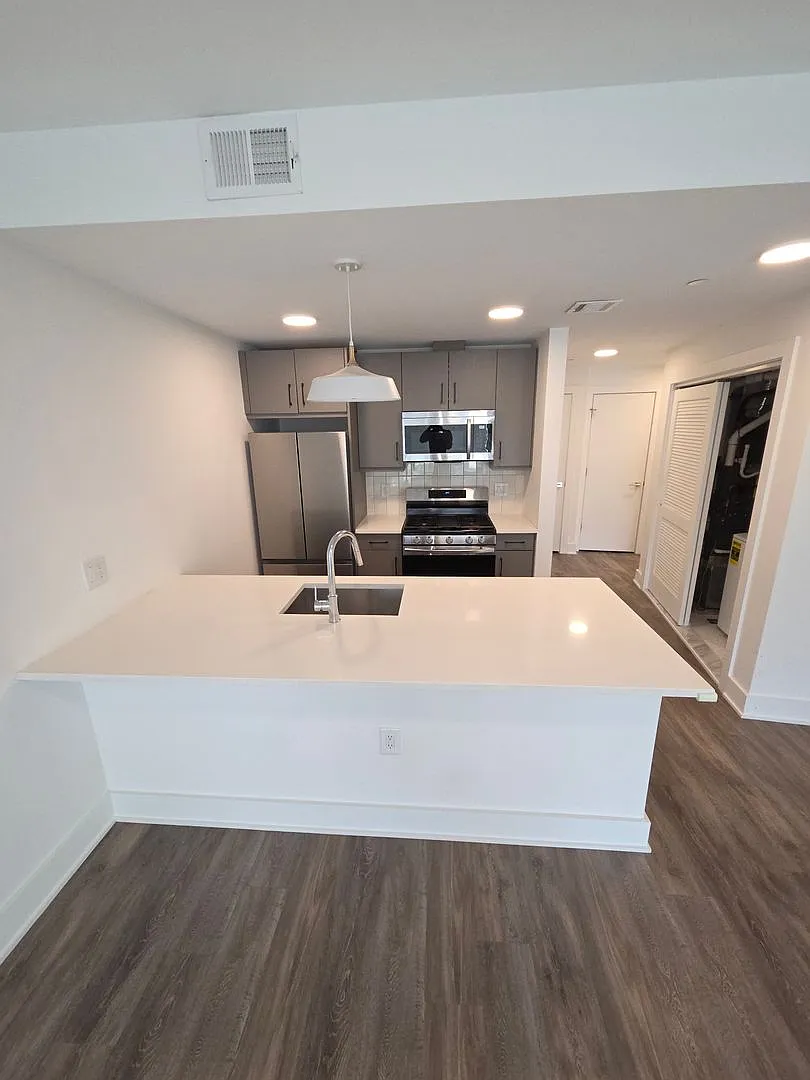 046 - 400 NEWARK REALTY LLC — Photo 1