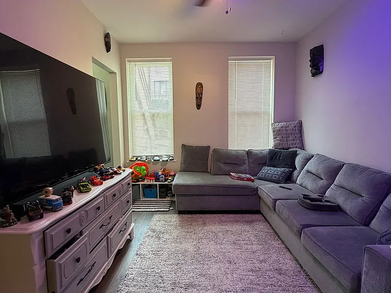 1242 N Greenview Ave — Photo 1
