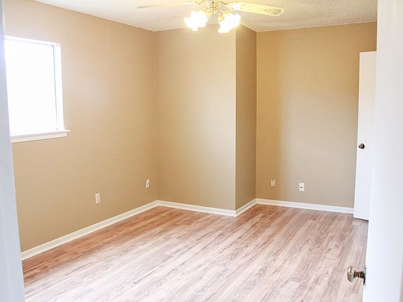 3rd image of 1304 Hollow Creek Dr