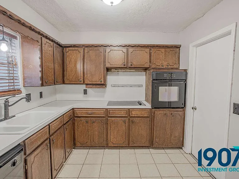 1618 Village Dr — Photo 11