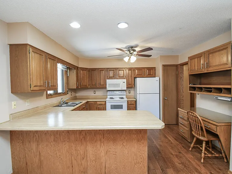 2213 S Wellington Ave — Photo 2