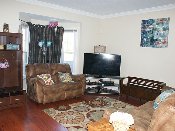 2nd image of 107 Barrie Pl