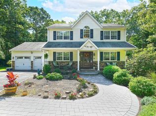 4 Little Treasure Dr, Medford, NY 11763