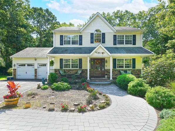 4 Little Treasure Drive, Medford, NY 11763