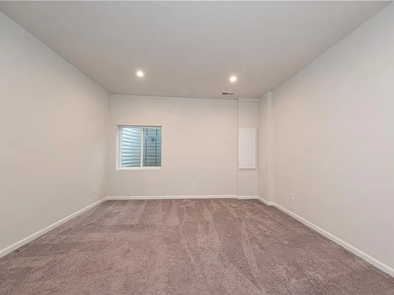504 Florida Blvd — Photo 16