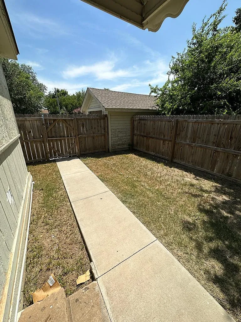 1602 NW 16th St - 12 — Photo 3