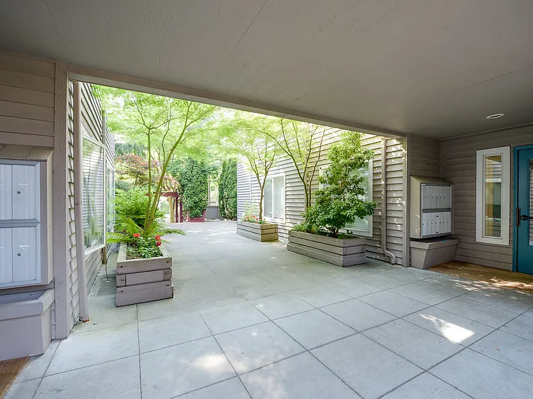 Madison Court — Photo 2