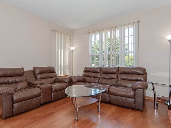 5th image of 196 Brookwood Ln W
