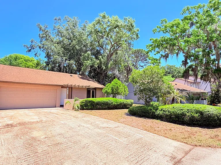 124 Clear Lake Cir — Photo 1